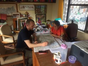 Plannen maken bij Nederlands consulaat in Nepal